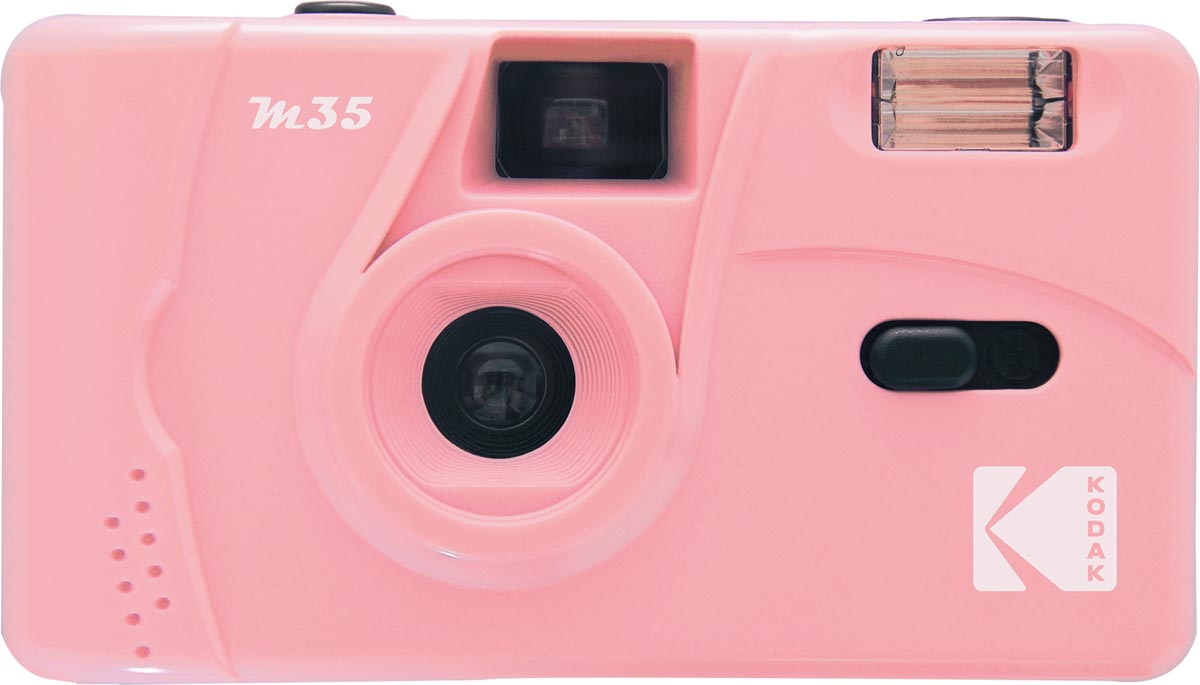 Analoge camera Kodak M35, roze met handmatige filmoproller