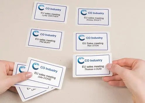 Zelfklevende badge Avery L4787 - 20 ft 80 x 50 mm, 200 stuks, wit/blauw met gratis ontwerp & print software - OfficeTown